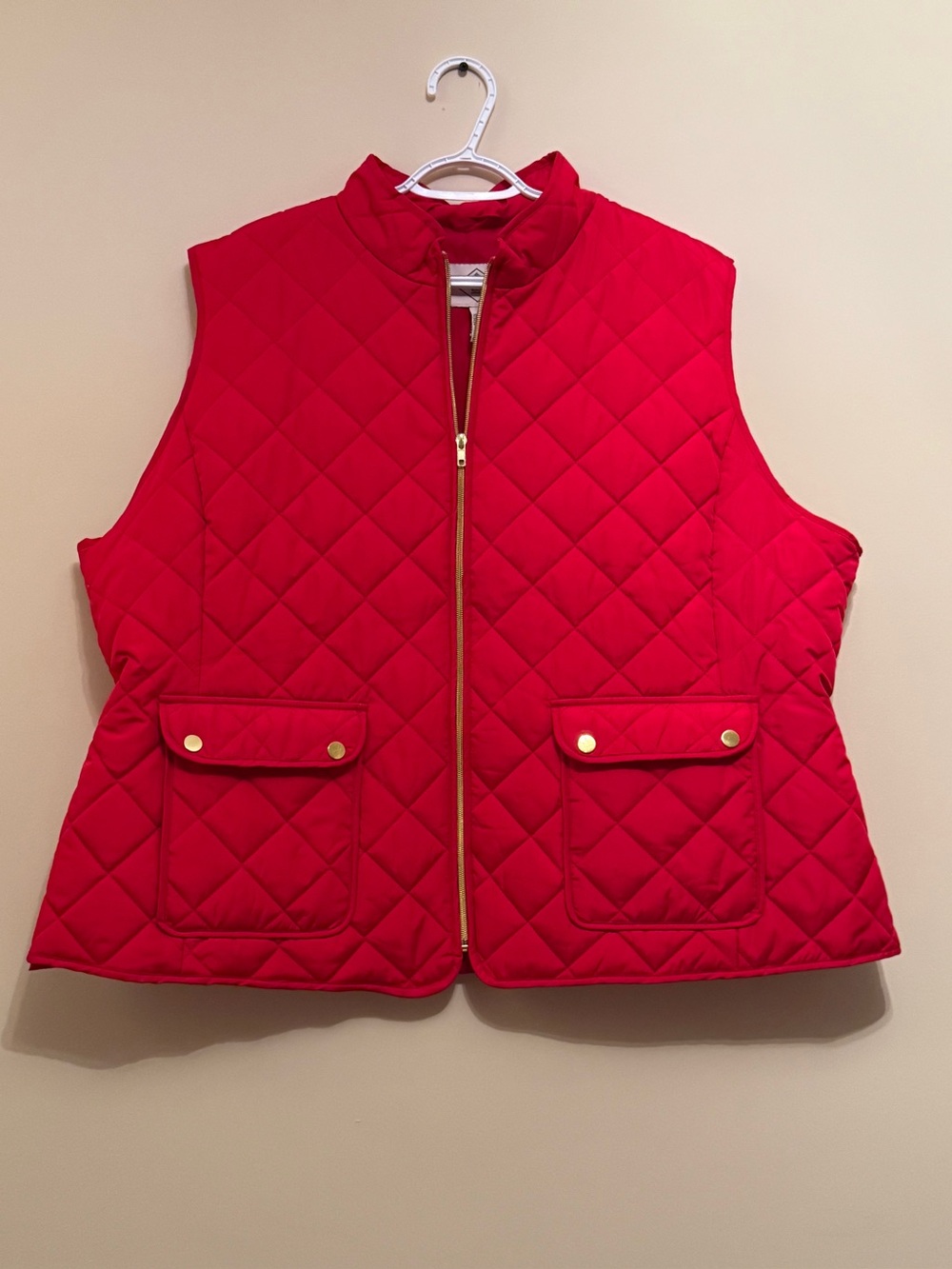 St. John’s Bay Red quilted zip vest
XXXL / US 24-26